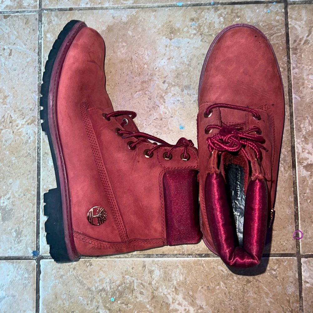they are a size 10 timberland they are Bergeny